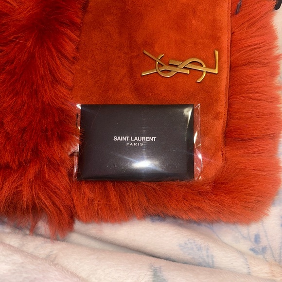 Saint Laurent Small Kate Reversible Shoulder Bag in a vibrant poppy red - Picture 6 of 10